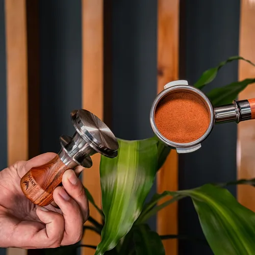 Vista 3 de Kit de accesorios para máquina de espresso Breville de 54 mm de KNODOS incluye calibrador, portafiltro sin fondo, herramienta WDT, embudo