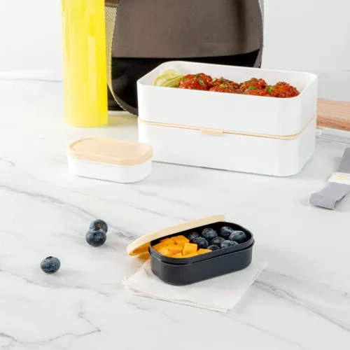 Vista 3 de Restaurantware Bento Tek - Recipientes de salsa de 3.7 x 2.2 x 1.1 pulgadas, 4 tazas negras con tapas, con tapa beige, de plástico para microondas