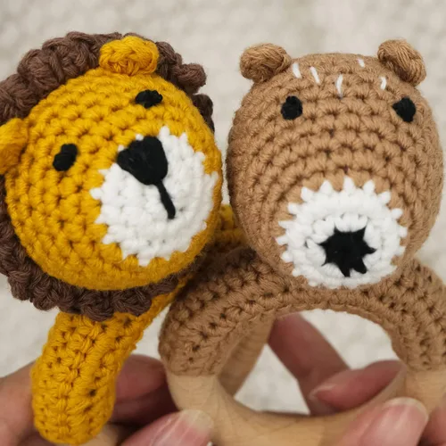 Vista 3 de Joliecraft Woodland Friends - Juguete de sonajero y agitador para bebé con anillo de dentición de madera para bebés de 3, 6, 9, 12 meses Oso Marrón