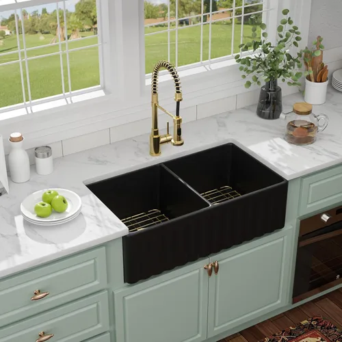 Vista 2 de Fregaderos de cocina de porcelana cerámica negra de 33 pulgadas, fregadero de granja frontal con delantal con accesorios dorados, fregadero profundo