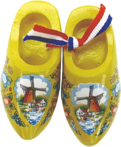Vista 2 de Decorativo 2.5 "Molino de viento Escena de madera lisa Par de zapatos imán de nevera DutchGiftOutlet