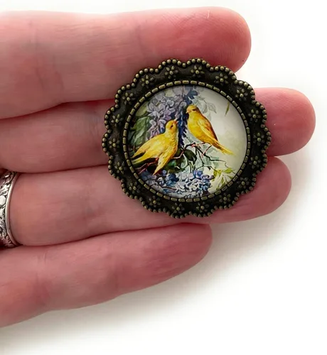 Vista 4 de Pin lila y canario - Broche de inspiración vintage - Hecho a mano