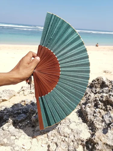 Vista 3 de Exotic Jungle Green - Abanico plegable de mano, 9 pulgadas, hecho a mano en Bali, Indonesia, para bodas, fiestas, mantente fresco con estilo, regalo