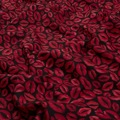 Vista 2 de Timeless Treasures Lips & Kisses Red Lips Negro, Tela por yarda