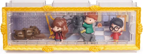 Vista 9 de Wizarding World Harry Potter, Set de Regalo de Escena de Micro Momentos Mágicos con Figuras de Acción Exclusivas de Harry, Hermione, Ron, Fluffy