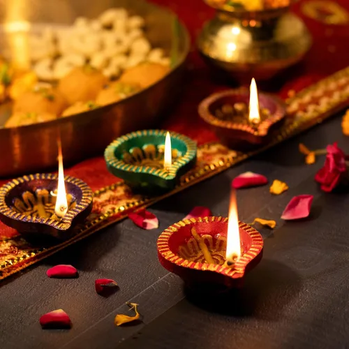 Vista 4 de Paquete de 24 diyas de arcilla con mechas de algodón, decoraciones Diwali para el hogar, Mitti Diya para Pooja, decoración india de Pooja