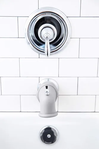 Vista 7 de Ubbi Cubierta protectora de boquilla de silicona para bañera, gris Protector de seguridad de silicona para grifo de seguridad para bebés y niños