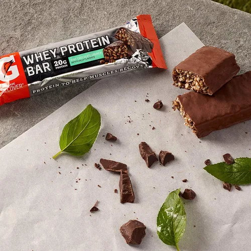 Vista 7 de Gatorade Barras de recuperación de proteína de suero de leche, chocolate con menta crujiente, barras de 2.8 onzas (12 unidades)