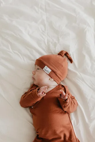 Vista 2 de Copper Pearl Gorro de bebé con nudo superior elástico suave Moab