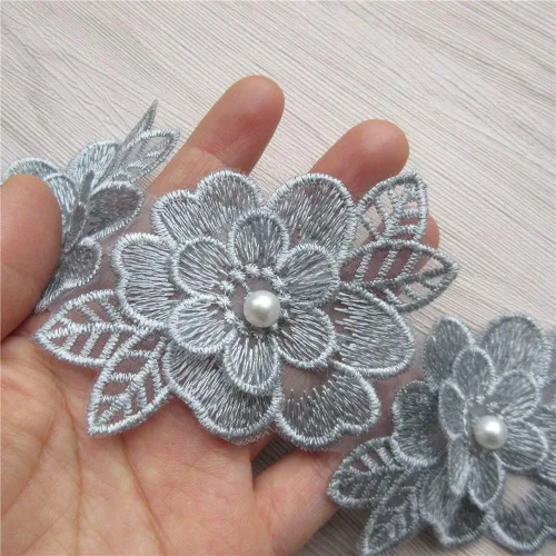 Vista 8 de 2 yardas de encaje de flores 3D con perlas bordadas, de poliéster, cinta de encaje con aplicación de patchwork para vestido de novia, manualidades