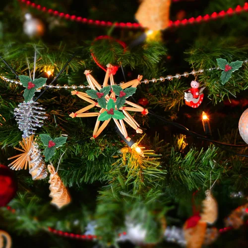Vista 6 de Abaodam 120 piezas de bayas de acebo de Navidad con hojas verdes, parches de Navidad, bayas de acebo artificiales de Navidad, micro hojas