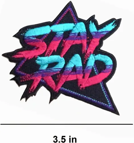 Vista 6 de PatchClub - Parche bordado retro de los años 80 Stay Rad, parche para poner y coser