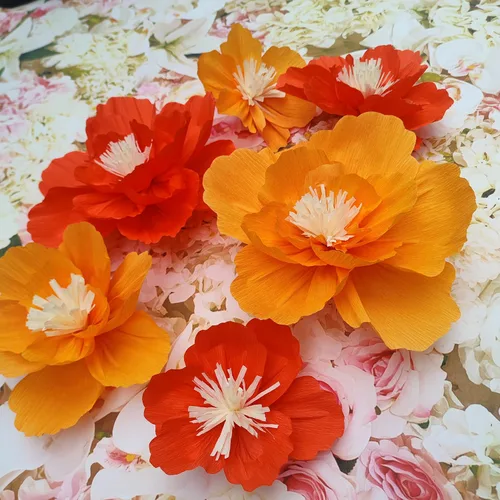 Vista 2 de Flores de papel crepé para fiesta de cumpleaños, telón de fondo floral, decoración de habitación del bebé, paquete de 6 (naranjas)