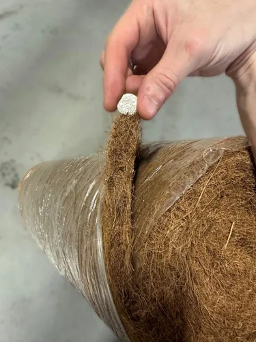 Vista 3 de Mini rollo de fibra de coco, 24 pulgadas de ancho x 10 pies de largo, haz tus propios forros para macetas