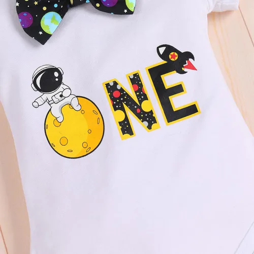 Vista 4 de IMEKIS Traje espacial de primer cumpleaños para bebés niños + pantalones cortos con tirantes, astronautas, accesorios para fotos