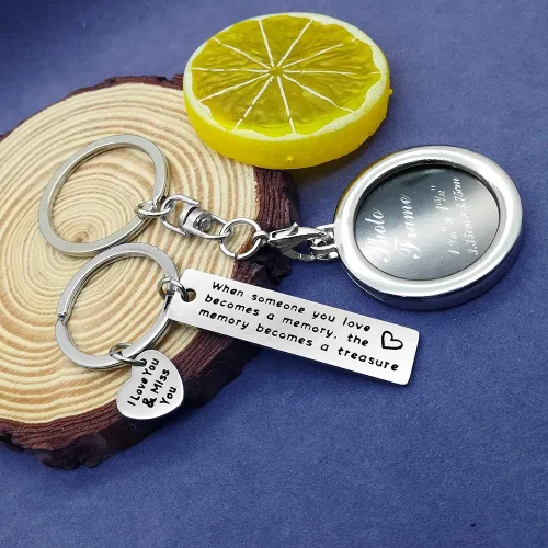 Vista 2 de Juego de llaveros de marco de fotos conmemorativo con texto en inglés "When Someone You Love Becomes a Memory Keychain Miss You" (2 unidades)