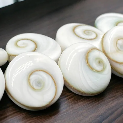 Vista 3 de ABCGEMS Shiva Eye Shell Beads Indonesia Auténtica Región Indo-Pacífico (patrón geométrico de matriz de doble cara) de origen ético – Producción