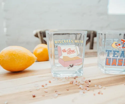 Vista 6 de Silver Buffalo Ted Lasso - Mini vasos de 10 onzas, juego de 4 vasos de whisky para bar en casa, cocina