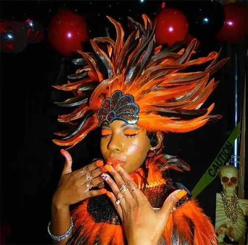 Vista 5 de HOMELEX Tocado de plumas negras para mujer, accesorios de carnaval caribeño, Naranja-1
