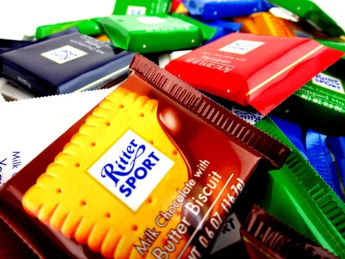 Vista 5 de Ritter Sport - Mini cuadrados surtidos de chocolate, bolsa de 1 libra en una caja de corbata negra