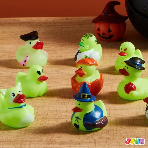 Vista 8 de JOYIN 12 piezas de juguetes de baño de patos brillantes de Halloween, patos de goma para premios escolares, patos que brillan en la oscuridad