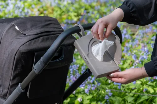 Vista 3 de Ubbi On-The-Go Dispensador de toallitas para bebés, contenedor de toallitas portátil para viajes, accesorio de bolsa de pañales imprescindible