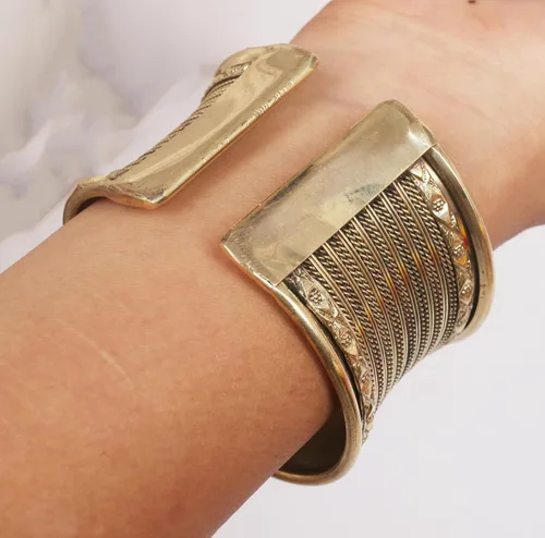 Vista 3 de Touchstone Brazalete indio de Bollywood Desire con base de latón exótico, tamaño libre, en oro antiguo o blanco o cobre para mujer.