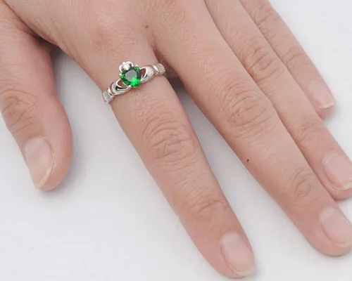 Vista 2 de Anillo de compromiso tradicional irlandés Claddagh, con diseño de corazón, de plata fina, color a elección.