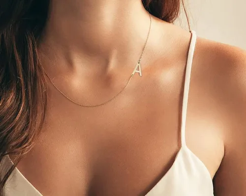 Vista 8 de Collar con inicial de acero inoxidable chapado en oro de 18 quilates con minúscula, collar personalizado para mujer