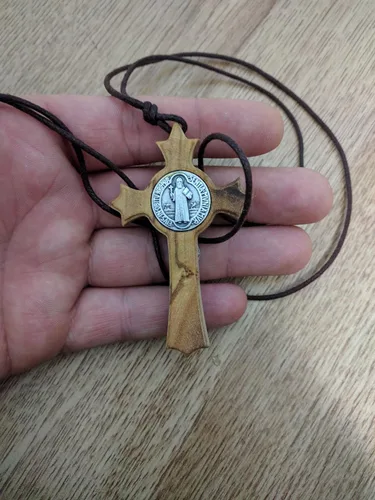 Vista 2 de Collar católico con colgante de cruz de crucifijo de metal de madera de olivo de San Benito para hombre y mujer regalo de 3 pulgadas 155 inc Madera