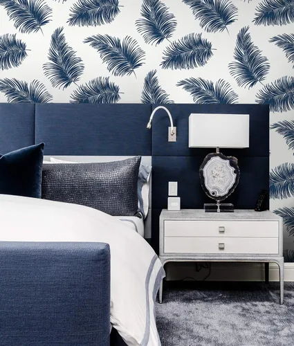 Vista 3 de Lillian August NextWall Luxe Haven - Papel tapiz para despegar y pegar de palma (blanco y azul marino)