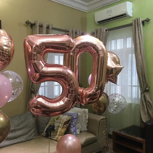 Vista 3 de Globos de 101,6 cm con número 50 en color oro rosa, globos gigantes de aluminio de 50, globos de helio con número digital en oro rosa, globos de oro