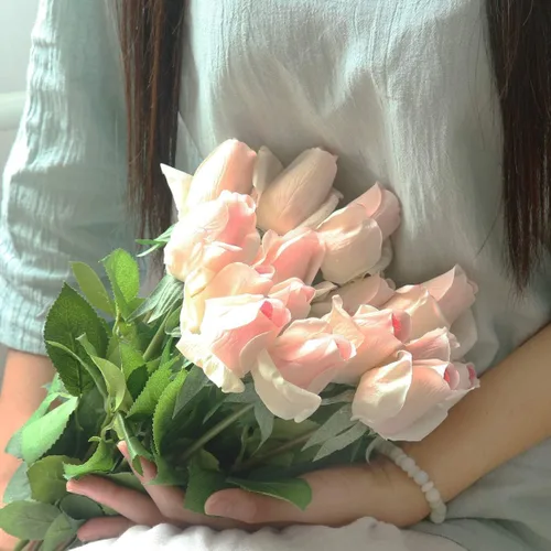 Vista 4 de 12 capullos de rosas artificiales de aspecto real, 22 pulgadas de tacto real, flor artificial de diseño realista con pétalos de tacto real, brote