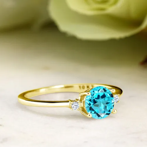 Vista 4 de Anillo solitario de compromiso de oro amarillo de 10 quilates con topacio azul suizo redondo de 0,93 quilates y zafiro blanco creado