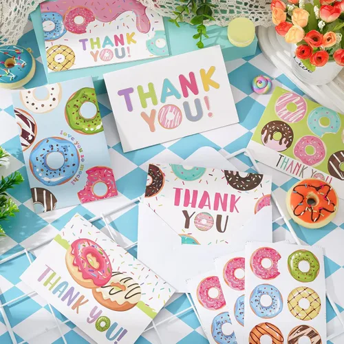 Vista 6 de AnyDesign Paquete de 36 tarjetas de agradecimiento en forma de dona con calcomanías de sellos, sobres surtidos de dibujos animados, tarjetas
