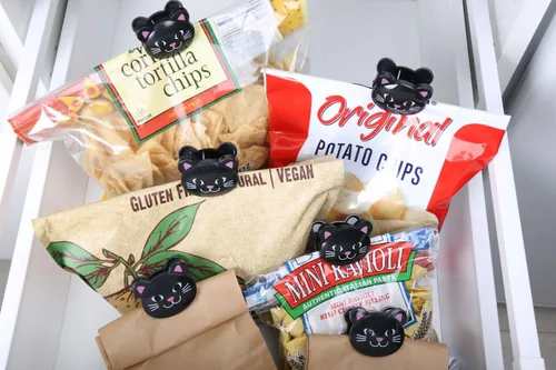 Vista 2 de Pinzas para bolsas con diseño de animalitos del bosque, de la marca Kikkerland, Gato, Negro