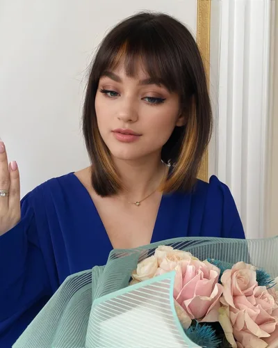 Vista 14 de YYHR Peluca corta estilo Bob con flequillo de 10 pulgadas, pelucas de cabello sintético lacio Yaki claro, pelucas cortas de corte Bob negro con 1b