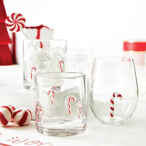 Vista 2 de Slant Holiday Party Supplies - Copas de vino sin tallo con figura 3D, 20 onzas, bastón de caramelo