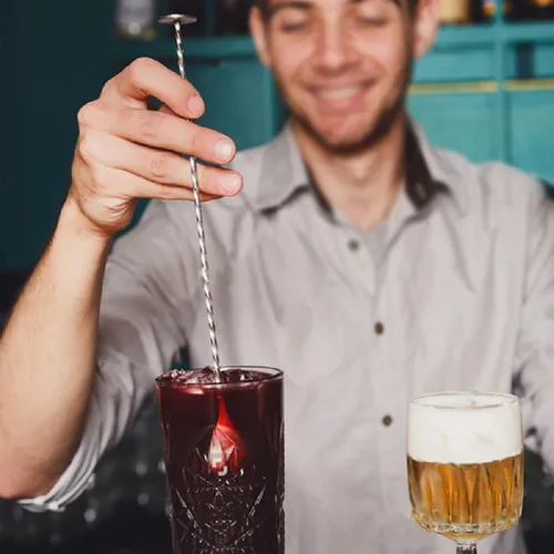 Vista 7 de ZPUFAW Juego de Coctelera de 6 Piezas Coctelera de 24 onzas Colador Macerador Medidor Cuchara Mezcladora Pico Vertedor Kit de Barman Juego de Bar