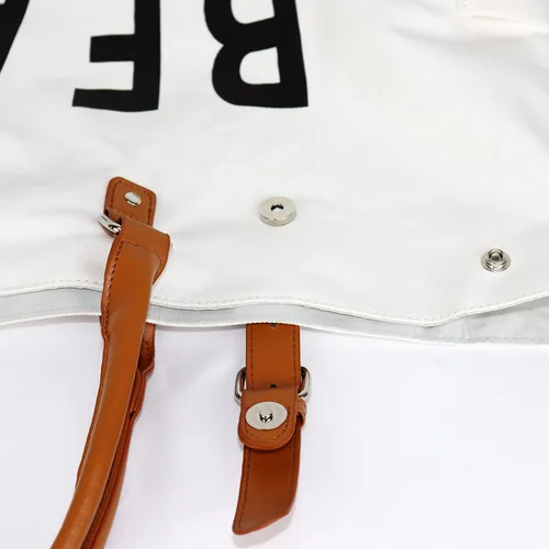 Vista 4 de Bolsa de playa con mango de cuero vegano, extra grande, para mujer, impermeable, a prueba de arena, color blanco