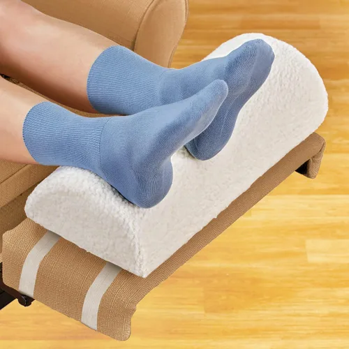 Vista 2 de Collections Etc Almohada para reposapiés de sofá cubierta de sherpa