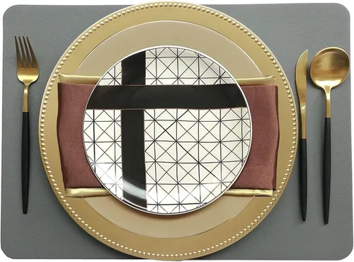 Vista 2 de Juego de 12 platos de carga dorados con cuentas. Cargadores de mesa de plástico reutilizables de 13 pulgadas para platos llanos Dorado beaded