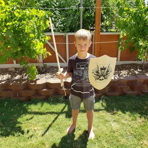 Vista 2 de Juego de espada y escudo de juguete de madera para niños Paquete de 2