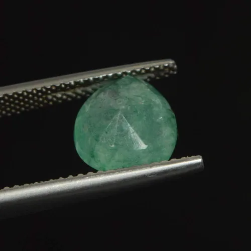 Vista 3 de gemhub verde natural esmeralda 2,60 quilates. Gema para hacer joyas con corte de pera con certificado de huevo DX-839