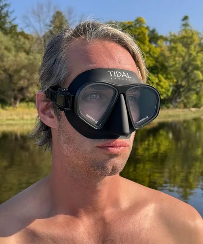 Vista 3 de Máscara Tidal Freedive - Aluma Pro con tecnología avanzada antivaho. Máscara de volumen ultra bajo para apnea, esnórquel y buceo. Lente de vidrio
