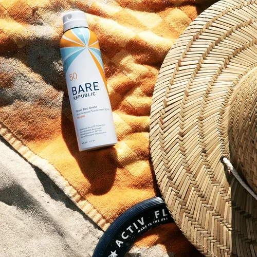 Vista 4 de Bare Republic Protector solar mineral SPF 50 en aerosol de protección solar, acabado transparente y no graso, aroma a coco y vainilla, 6 onzas