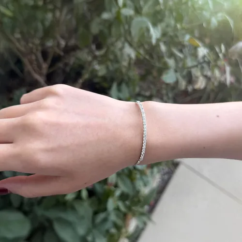Vista 2 de Pulsera Bolo ajustable de Tirafina con gemas y zafiro blanco creado en laboratorio, de plata esterlina, fácil de poner y quitar