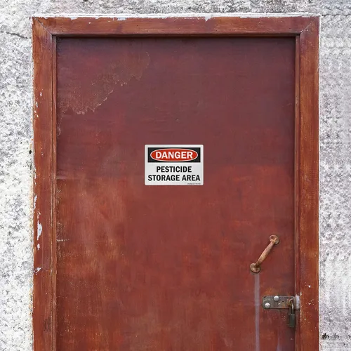 Vista 3 de SmartSign Etiqueta OSHA de 3.5 x 5 pulgadas "Peligro - Área de almacenamiento de pesticidas", poliéster adhesivo laminado de 3 mil, rojo, negro