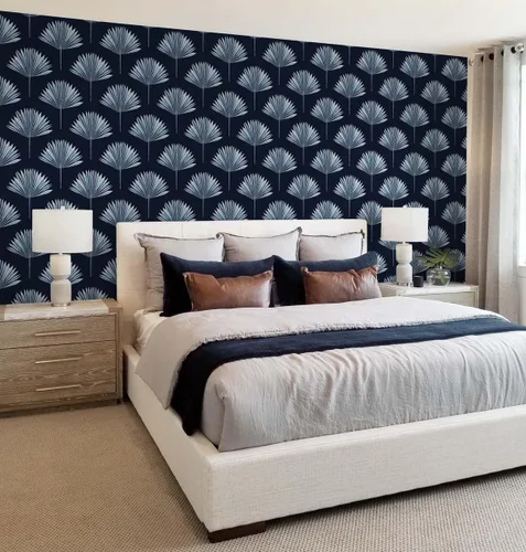 Vista 5 de NextWall Papel tapiz tropical para despegar y pegar con palmeras (azul marino)