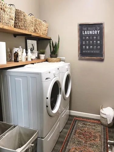 Vista 3 de Letrero de lavandería con símbolos de The Rules of Laundry para decoración y accesorios de lavandería con marco de madera rústica, decoración